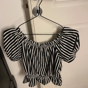 Randigtopp - Randig topp med puffärm H&M