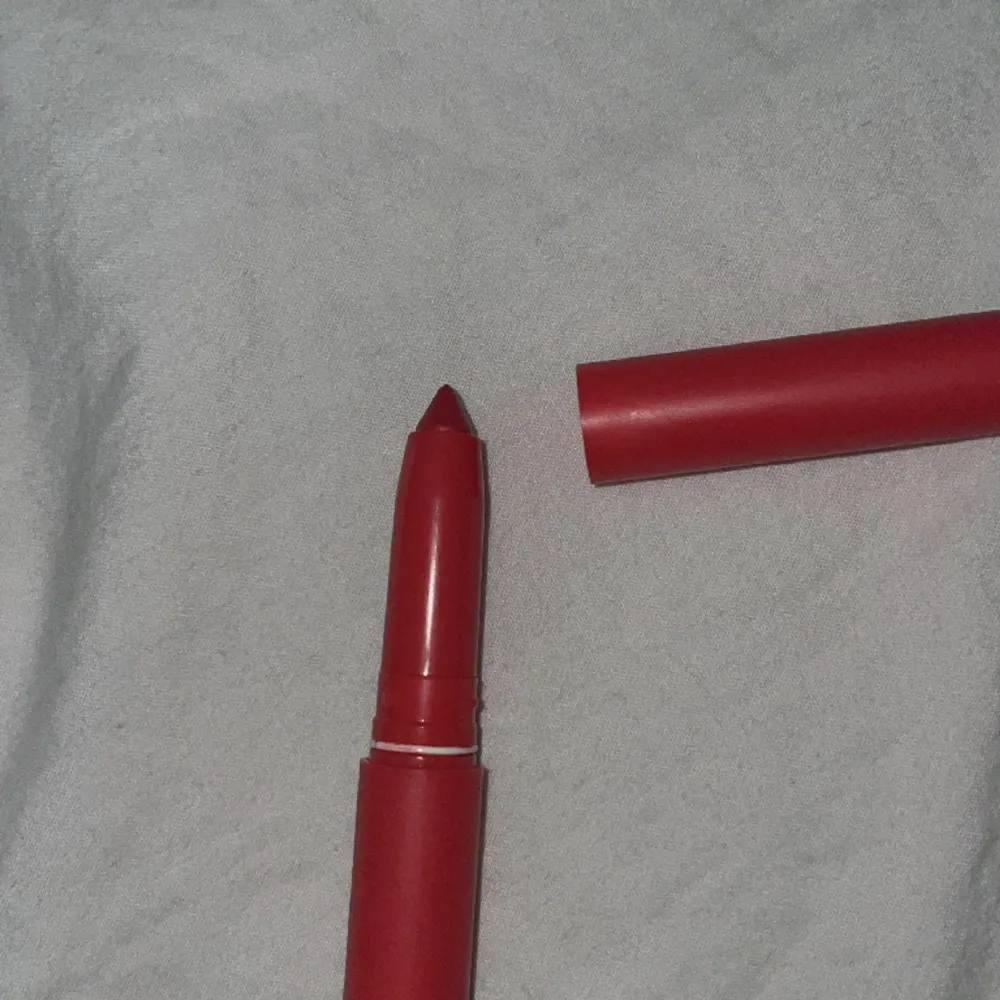 Säljer 7st helt oanvända läpppennor för att jag inte gillat färger! Det är i lila rosa och röd tror det är en brun. Köp alla för 100 och en för 30-20❤️. Accessoarer.