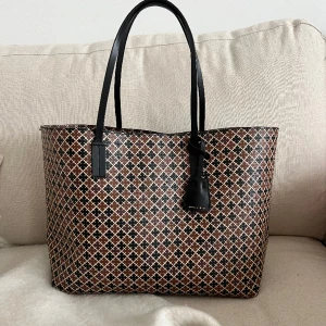 Malene Birger Abigail väska  - Malene Birger väska i modellen Abigail. Storlek 48x28x12,5 cm. I mycket fint skick och utan slitage på varken handtag, insida eller undersida, som ny. 