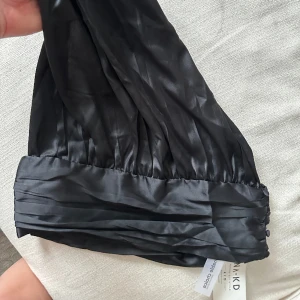 Topp från NAKD - Oanvänd topp från NAKD. Superfin med lappar kvar. Har öppen rygg, perfekt festtopp🌺