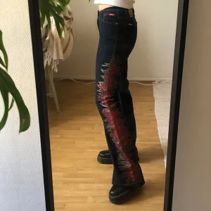 Lågmidjade jeans  - Väldigt unika med glittrigt tryck på sidorna! Något små för mig, så passar nog XS bäst. Köpta på beyond retro men har inte använts sen dess!