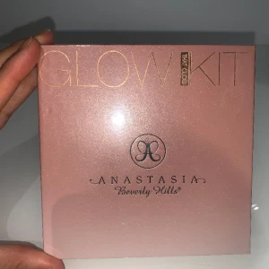 Anastasia Beverly Hills Glow Kit - Anastasia Beverly Hills Glow Kit. Sparsamt använd. Nypris 600kr. 