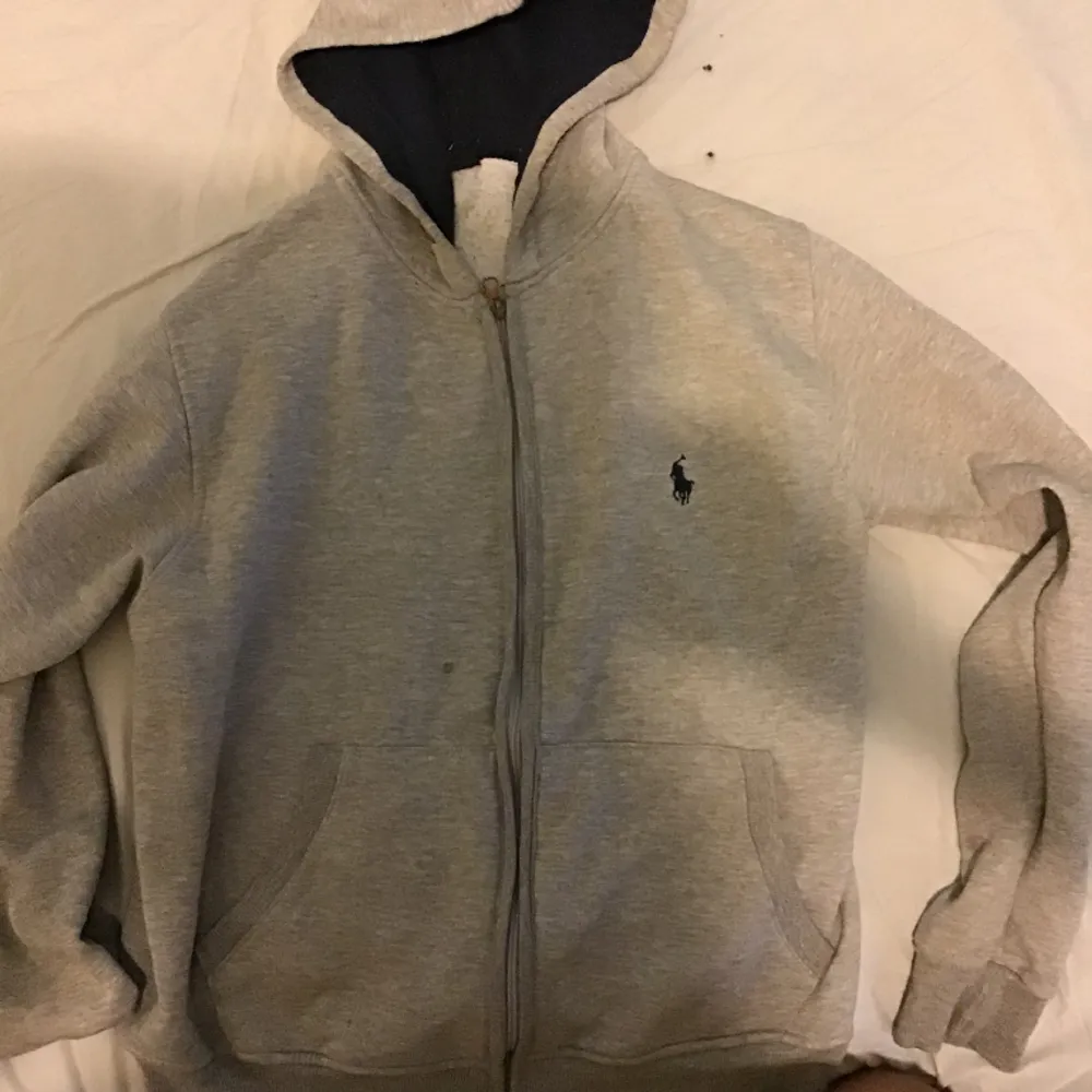 En fin grå tröja från Ralph Lauren! Den är bra handomtagen och har ett litet fläck vid dragkedjan. Men tas enkelt bort med lite bakpulver och en Q-Tip. 🙂. Hoodies.