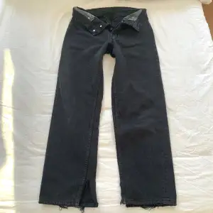 Levis jeans med slit • passar S/M