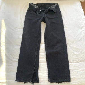 Svarta jeans - Levis jeans med slit • passar S/M