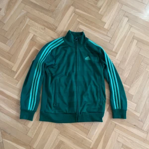 Adidas zip hoodie  - Adidas zip knappt andvänd. Pris går att pruta 