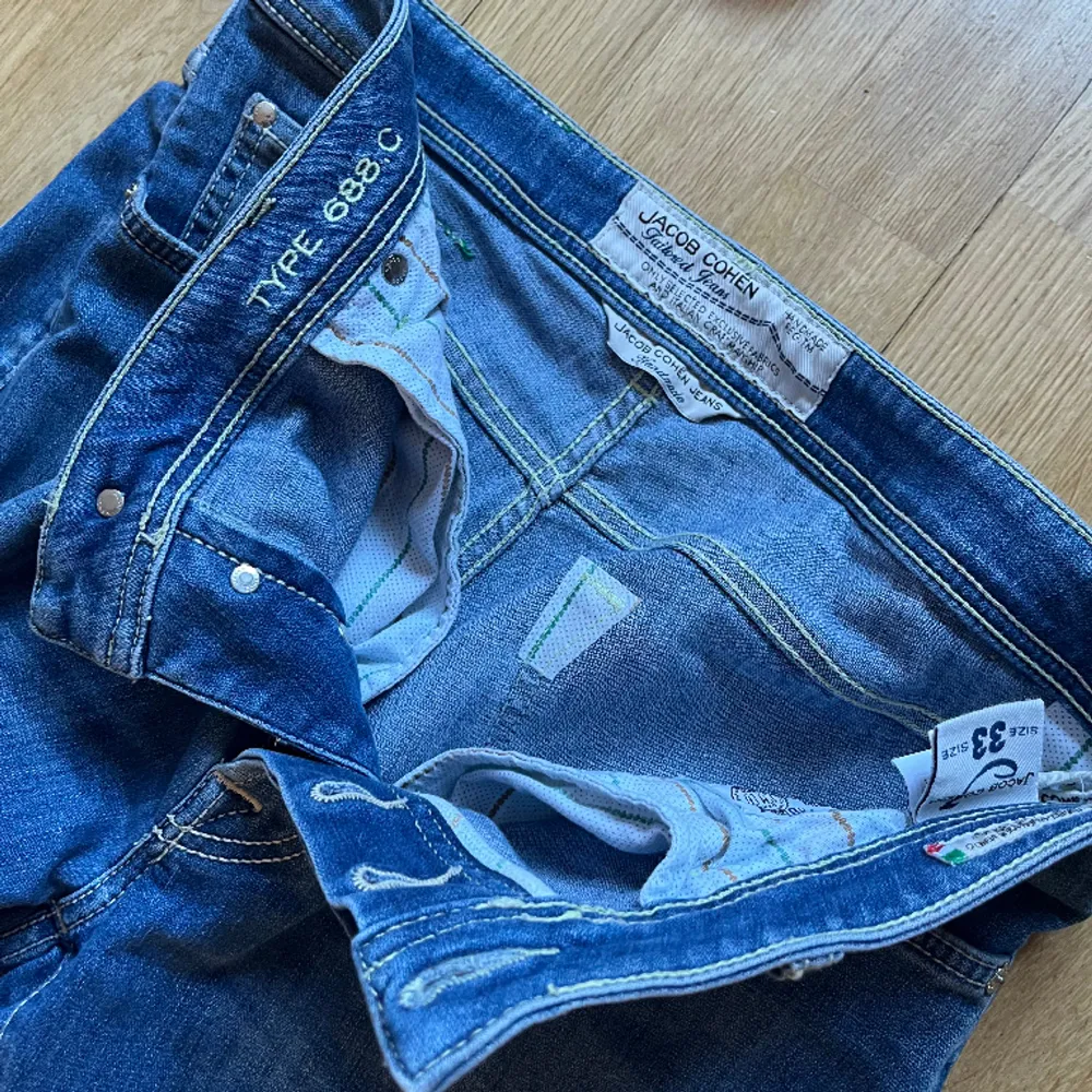  Jacob Cohen jeans i storlek 33 ger en perfekt passform och har en distinkt grön bakre flik. Modell 688 har en snygg och bekväm slim straight passform. Inga skador  Fler bilder finns. Jeans & Byxor.