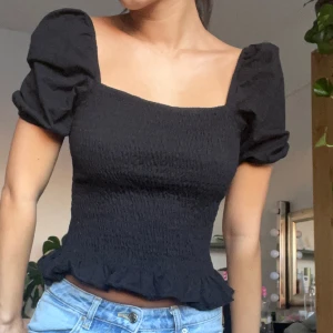 Topp - En jätte fin topp endast använd Max 5 ggr❤️ på mig så åker armarna ner så tror ja har små axlar💕 köpt från mango🥳