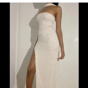 Balklänning med pärlor💗 - Så himla fin klänning i ivory från Oh Polly med pärlor på💗Perfekt till balen!  Väldigt bra skick! Storlek S! Lånade bilder men skriv privat för egna💕