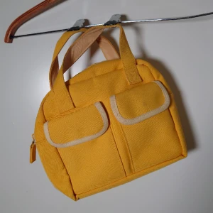 Gul retroväska - Liten retroväska i gult med vita detaljer. Jättefint skick, men lite smutsig på insidan🌿