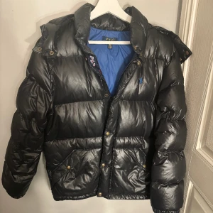Polo Ralph lauren jacka  - Super fin vinterjacka från Ralph lauren. Fick den i julklapp men tyvärr är den för stor för mig vilket är enda anledningen till att jag säljer den. Den är i nyskick. Kontakta för mer bilder 