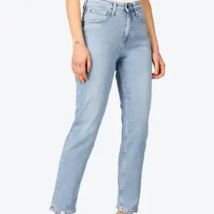Jag säljer dessa Levi’s  ljusblåa jeans som har använts endast 4 gånger. Köpte de hos Carlings för 900kr. De är i utmärkt skick utan skador. 