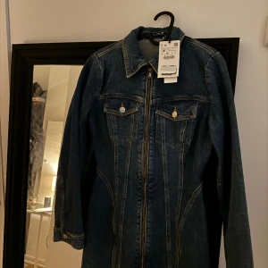Jeansklänning - Oanvänd jeansklänning från zara. Storlek M men liten i storlek passar mer en S.   Nypris 499kr. Frakt tillkommer. 