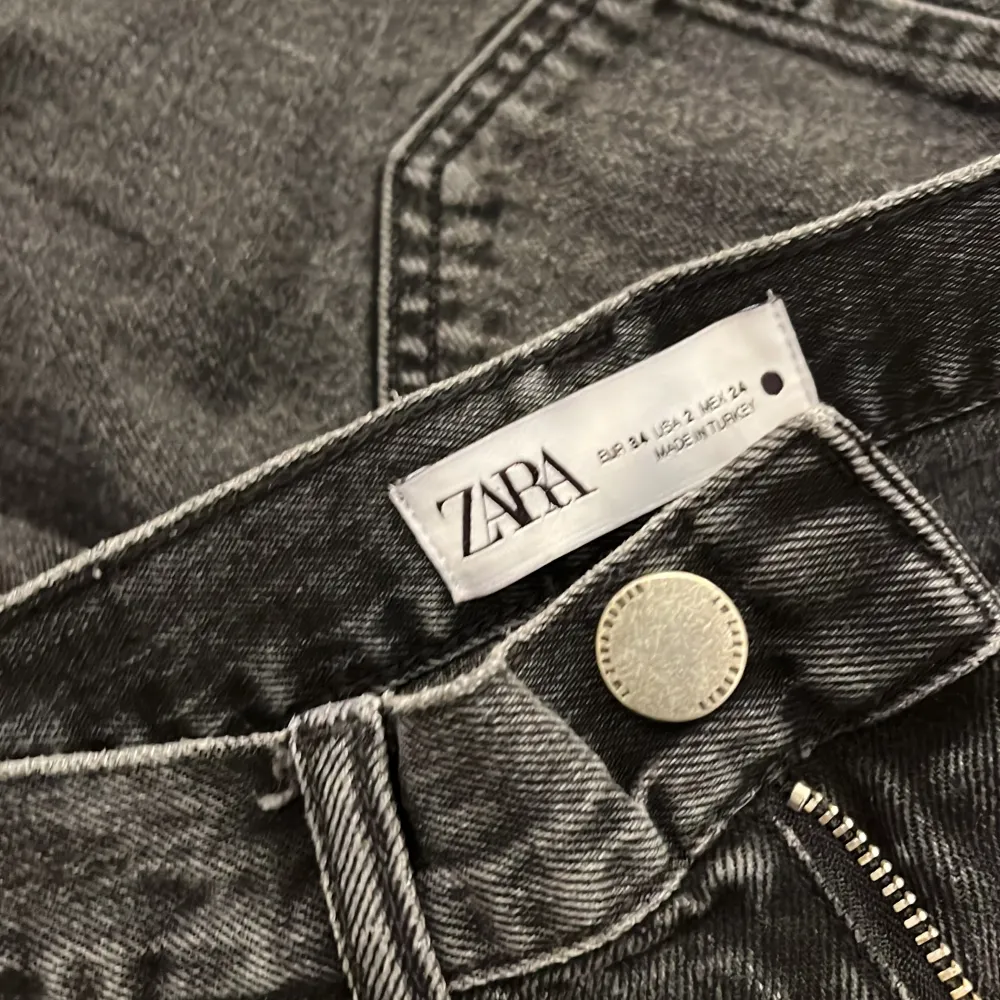 Säljer nu dessa super snygga jeans ifrån Zara. 🥹 Knappt tecken på användning. High/mid waist. Innerbenslängden är cirka 73. Läs bio för mer information om mig ✨. Jeans & Byxor.