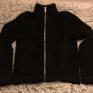 Fleecejacka weekday - Storlek M, sitter som M. Knappt använd. 