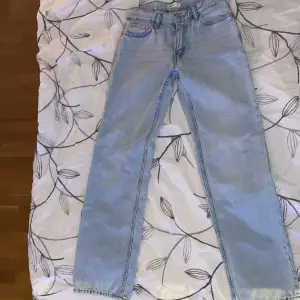Blå low straight jeans, Gina tricot  Stl. 36 Aldrig använda  Nypris 499kr. Säljes pga dom är för stora.  Köparen står för frakt 