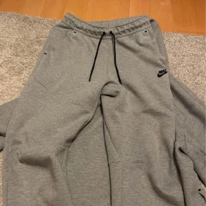Nike tech byxor - Köpte för 1 vecka sen men dem va för stora så väljer att sälja dem