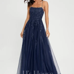 Balklänning - Balklänning från JJs House, nypris var ungefär 2300kr (3000 med frakt från australien) Motten är specialbeställda men den passar ungefär S-M då den går att knyta åt. 