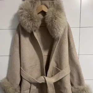 Säljer nu min helt nya kappa eftersom den kom inte till användning!  Ny pris 3399kr säljer den för 1500kr men priset kan diskuteras vid snabb affär!😊