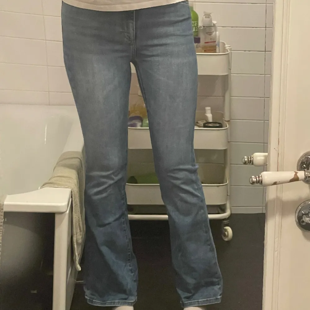 Säljer mina ljusblå bootcut jeans från BIKBOK i storlek S men de är lite stretchiga så kan passa M också! De är lite för korta på mig som är 180cm lång. De är använda men i väldigt bra skick! Nypris 600kr. Skriv för fler bilder!💕. Jeans & Byxor.