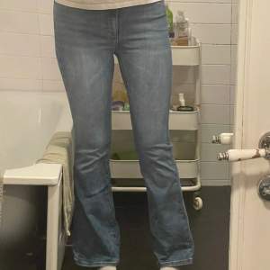 Säljer mina ljusblå bootcut jeans från BIKBOK i storlek S men de är lite stretchiga så kan passa M också! De är lite för korta på mig som är 180cm lång. De är använda men i väldigt bra skick! Nypris 600kr. Skriv för fler bilder!💕