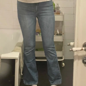 Ljusblå bootcut jeans BIKBOK - Säljer mina ljusblå bootcut jeans från BIKBOK i storlek S men de är lite stretchiga så kan passa M också! De är lite för korta på mig som är 180cm lång. De är använda men i väldigt bra skick! Nypris 600kr. Skriv för fler bilder!💕