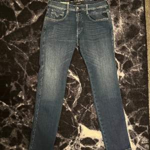 Säljer nya och OANVÄNDA Replay jeans. Önskas fler bilder eller har du funderingar tveka inte att kontakta mig! , Modell: Anbass , Storlek: W33 L32 , Nypris: 1,699kr