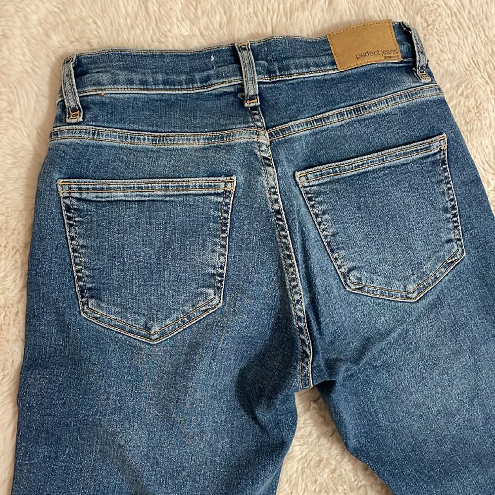 Lågmidjade bootcut jeans från Gina Tricot i storlek 34. De är lite för långa på mig, jag är 158cm. Mycket bra skick.. Jeans & Byxor.