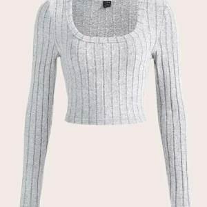 Grå topp - Säljer denna då den inte kommer till användning den ligger bara i tar plats och så är den för liten. 