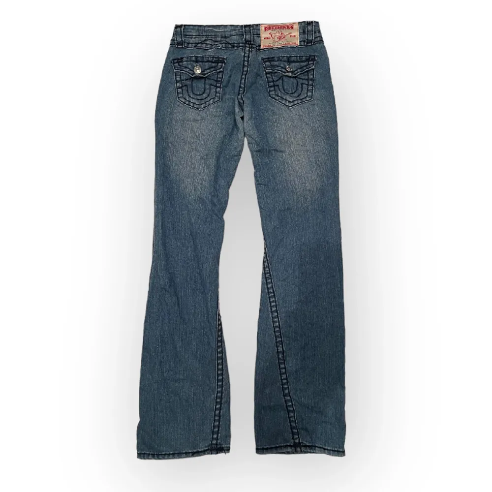 lågmidjade bootcut true religion jeans. midjan är 37cm och innerben är 80cm. Jeans & Byxor.