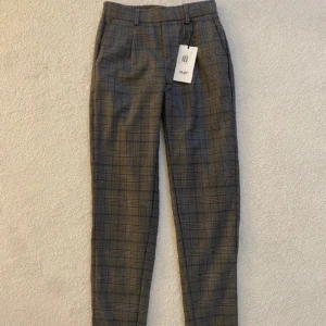 Rutiga kostymbyxor  - Helt nya och oanvända kostymbyxor, kommer tyvärr inte i dom men bara att fråga om mer bilder önskas 😁💞