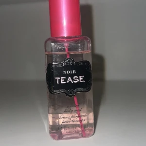 Victoria’s secret Tease  - Säljer denna bodymisten från Victoria’s secret Tease, eftersom jag inte använder den. 💖75 ml💕Nypris - 299kr