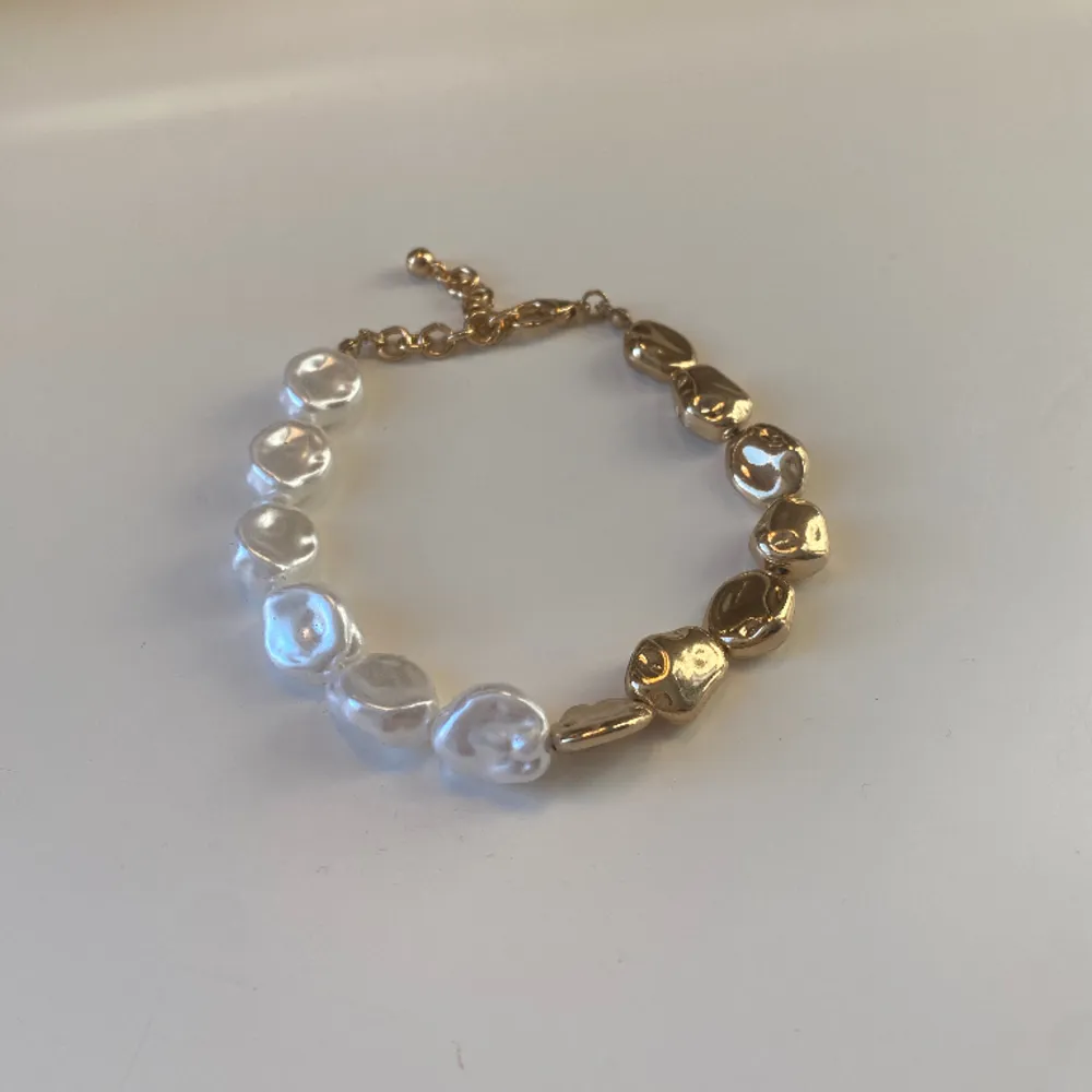 Säljer detta superfina armband som tyvärr inte kommer till användning. Använt sparsamt så i väldigt bra skick💗 Köparen står för frakt. . Accessoarer.