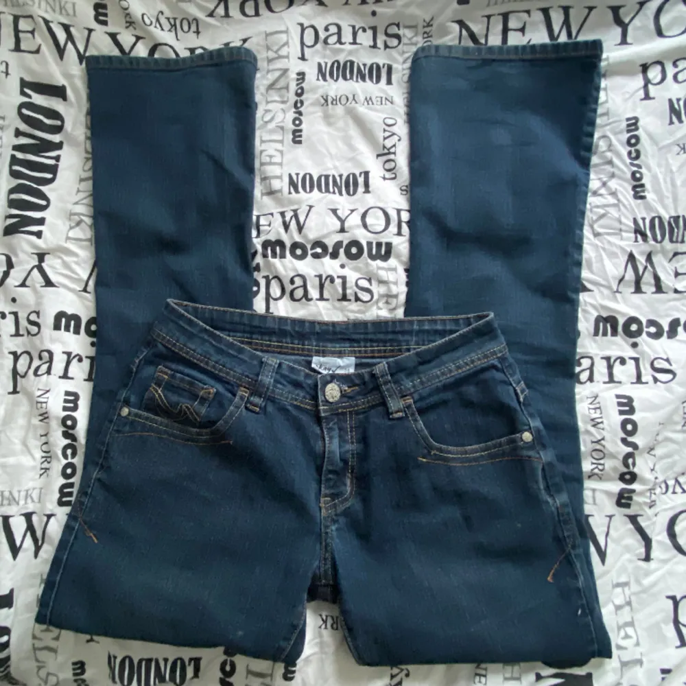 Jättefina mörkblåa jeans från märket Okay. Storlek:36💓 de är lowwasted och bootcut💞hör gärna av er vid frågor eller om ni vill ha flera bilder!  Kolla mina andra annonser för flera jeans! . Jeans & Byxor.