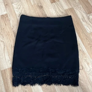 Kjol  - Svart kjol från Happy Holly  Storlek 32-34