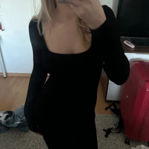 Svart stickad klänning  - Svart lång stickad klänning i ribbat material 