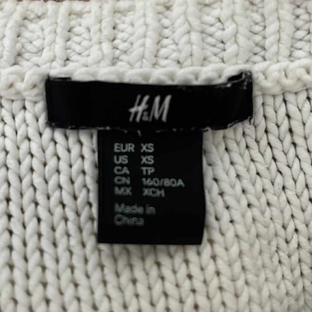 Stickad tröja från H&M  Storlek S  Katt finns i hemmet . Stickat.