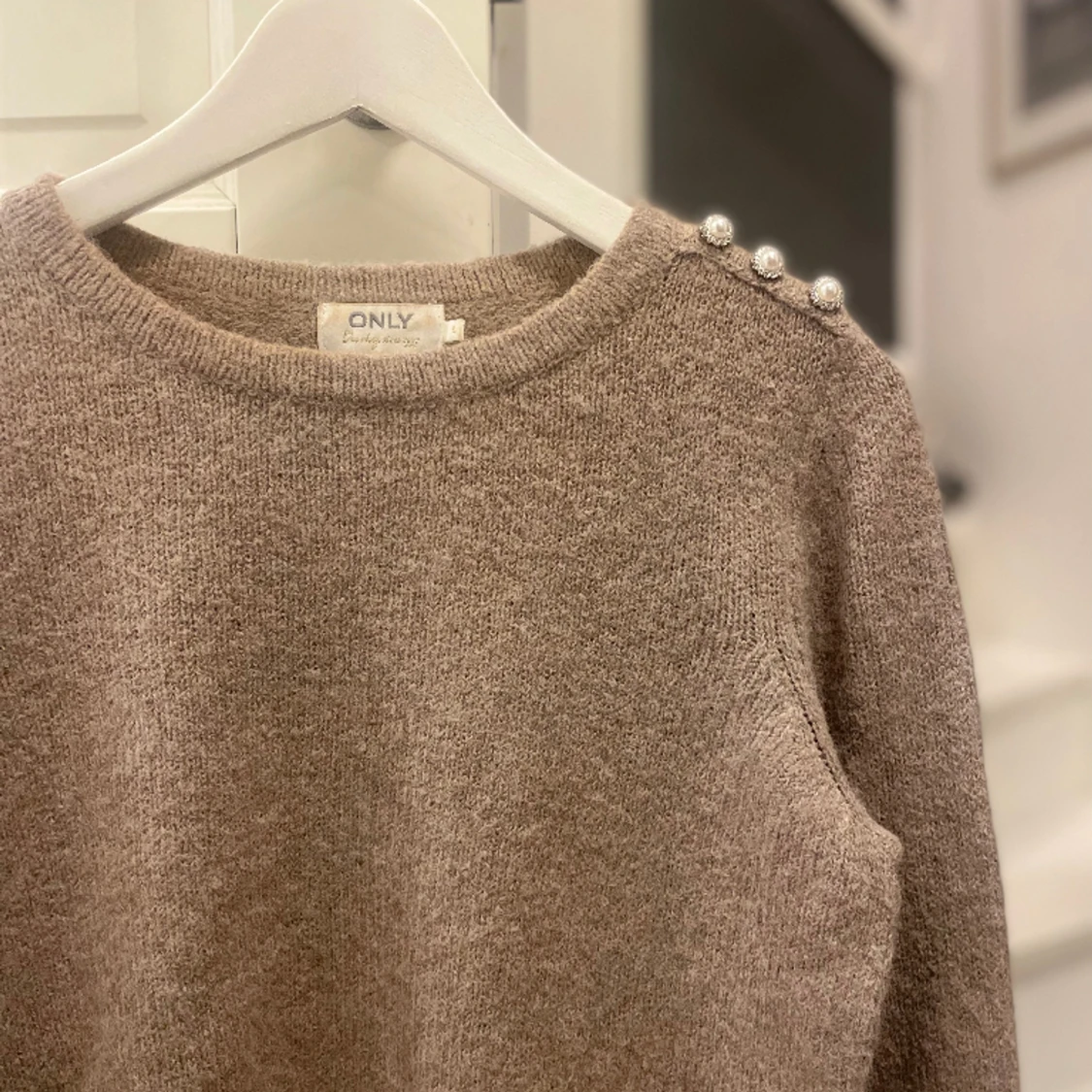 Finstickad tröja med smycken - 90