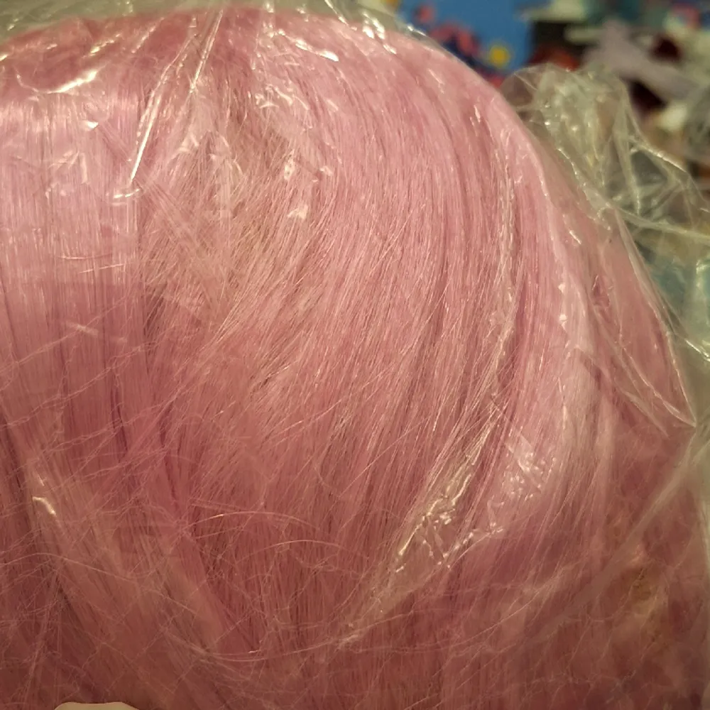 Helt oöppnad rosa peruk. Färgen stämmer bäst på de första bilderna.. Övrigt.
