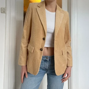 Corduroy blazer & Other Stories - Corduroy blazer från & Other Stories i en superfin beige/peach färg 🍑i storlek 38 men tycker sitter mer som 36 😇