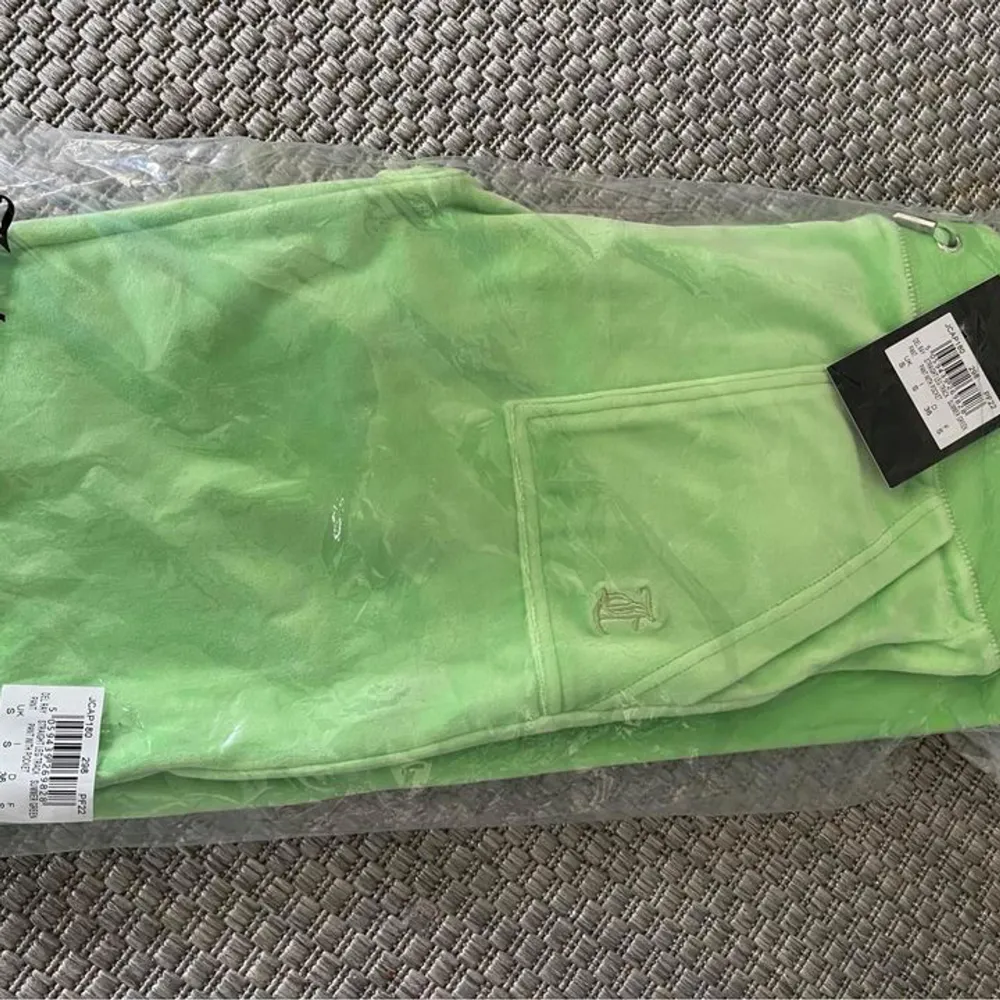 Säljer dessa juicy byxor i färgen summer green Köpta på juicy coutures hemsida Nypris 1099 Aldrig använda eftersom köpta i fel storlek. Jeans & Byxor.