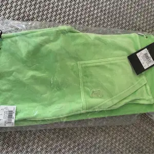 Säljer dessa juicy byxor i färgen summer green Köpta på juicy coutures hemsida Nypris 1099 Aldrig använda eftersom köpta i fel storlek