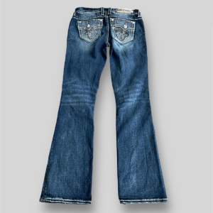 Rock Revival jeans i fint skick i modellen mid rise boot, tag: storlek 29. Ytterbens längden är ca 102cm och midjan är ca 39cm rakt över. Tveka inte på att kontakta vid minsta fundering!