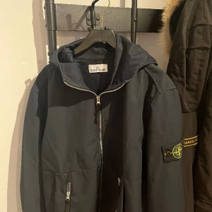 Stone Island jacka - Ca 3 månader gammal, knappt använd. Storlek XL men sitter som L. Är 185 och den sitter bra.