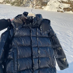 Moncler Maya 70th Anniversery  - Moncler Maya 70th anniversery model  Helt oanvänd i storlek 3 säljes Säljes nu pga att detta inte riktigt är min stil och jag vill ha något annat.  Riktigt fin jacka