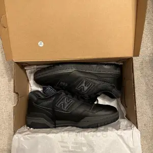 Hej,   Säljer ett par nya och oanvända New Balance 550 Triple Black i storlek 43 (etikett kvar). Kommer med låda och kvitto finns. Nypris ca 1 700 kr. Kan levereras eller upphämtas i Stockholm enligt överenskommelse.   / Ludvig