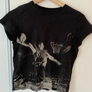 Baby tee - Tajt t-shirt med coolt tryck av basketspelare köpt second hand🌟