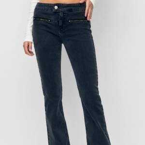 Säljer dessa eftertraktade jeans i storlek 38 då jag ej använder de längre! Helt slutsålda i alla storlekar och passar till allt!🤩🤩 