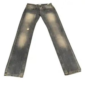 Säljer dessa lågmidjade raka jeans med slitningar i en blå färg. De är i storlek US 26 vilket motsvarar ungefär XS/XXS, dock är de långa i benen. De är aldrig använda då jag köpte fel, bara att höra av dig vid frågor🤗 Midjemåttet rakt över är 34 cm💕