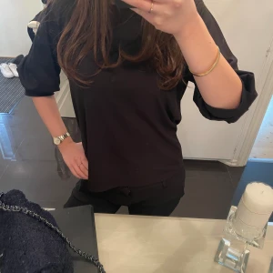 •Topp• - Söt enkel svart topp som passar med allt, använd en gång:)